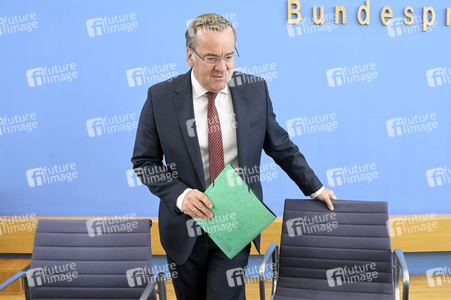 Bundespressekonferenz Neuer Wehrdienst in Berlin